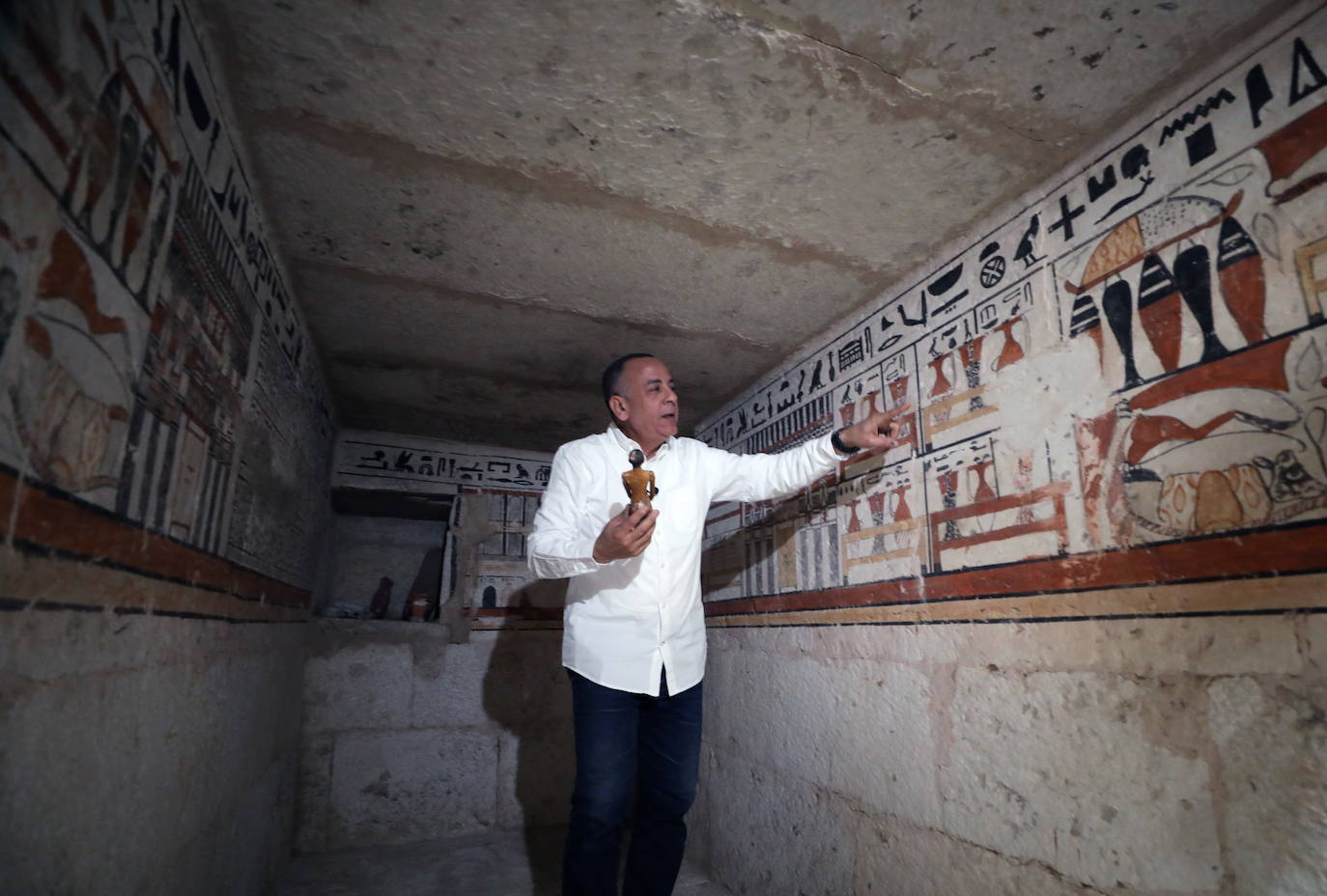 Arqueólogos han descubierto cinco tumbas antiguas tumbas egipcias en Saqqara (cerca de Giza) durante las excavaciones realizadas en la zona situada en el lado noreste de la pirámide del Rey Merenre, que gbernó Egipto hacia el 2270 a.C. Las cinco tumbas, todas ellas en buen estado, pertenecían a altos funcionarios reales. 