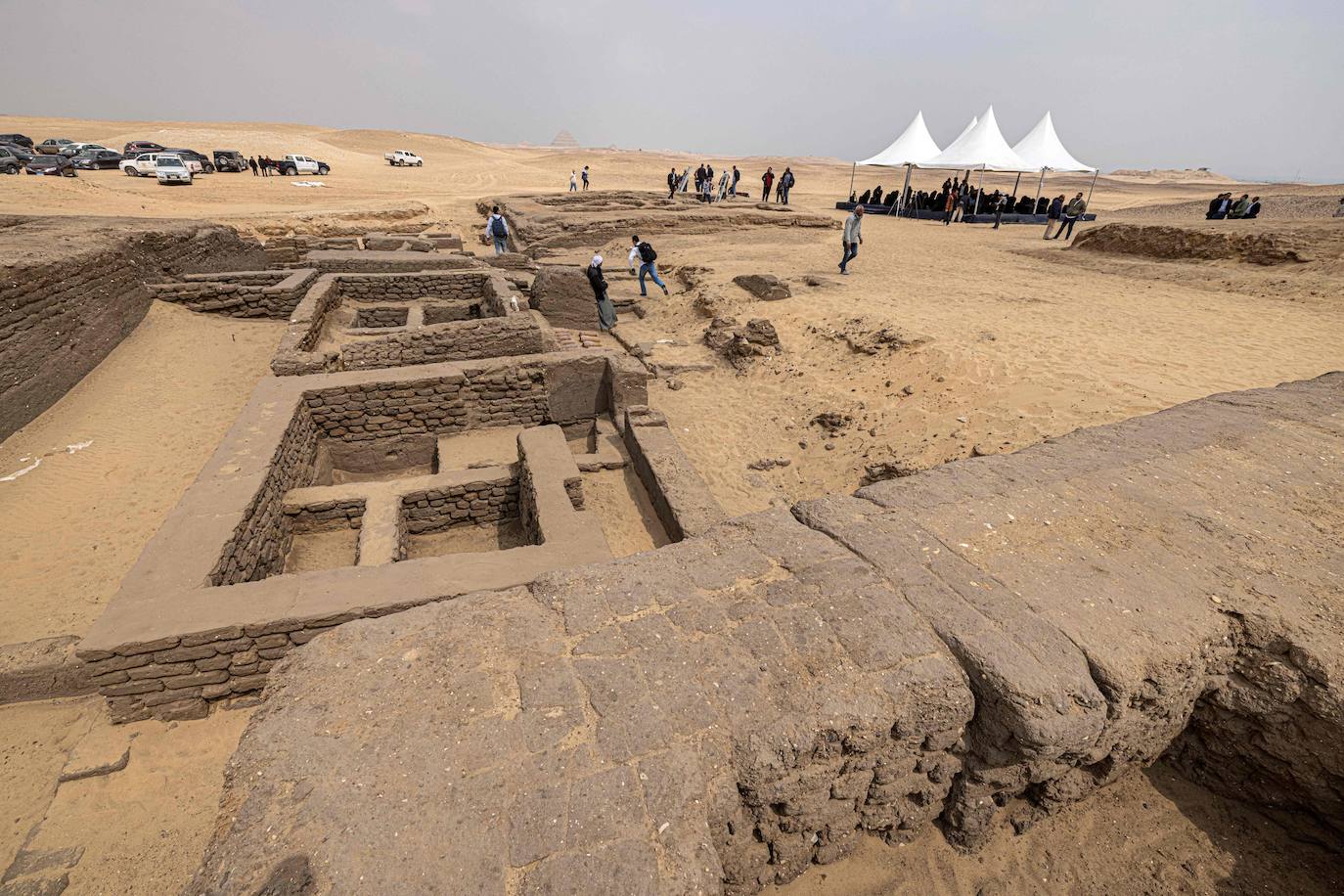 Arqueólogos han descubierto cinco tumbas antiguas tumbas egipcias en Saqqara (cerca de Giza) durante las excavaciones realizadas en la zona situada en el lado noreste de la pirámide del Rey Merenre, que gbernó Egipto hacia el 2270 a.C. Las cinco tumbas, todas ellas en buen estado, pertenecían a altos funcionarios reales. 