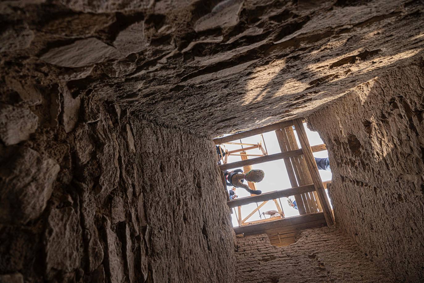 Arqueólogos han descubierto cinco tumbas antiguas tumbas egipcias en Saqqara (cerca de Giza) durante las excavaciones realizadas en la zona situada en el lado noreste de la pirámide del Rey Merenre, que gbernó Egipto hacia el 2270 a.C. Las cinco tumbas, todas ellas en buen estado, pertenecían a altos funcionarios reales. 