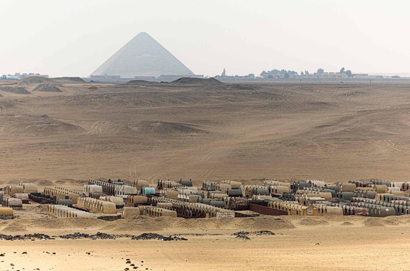 Arqueólogos han descubierto cinco tumbas antiguas tumbas egipcias en Saqqara (cerca de Giza) durante las excavaciones realizadas en la zona situada en el lado noreste de la pirámide del Rey Merenre, que gbernó Egipto hacia el 2270 a.C. Las cinco tumbas, todas ellas en buen estado, pertenecían a altos funcionarios reales. 