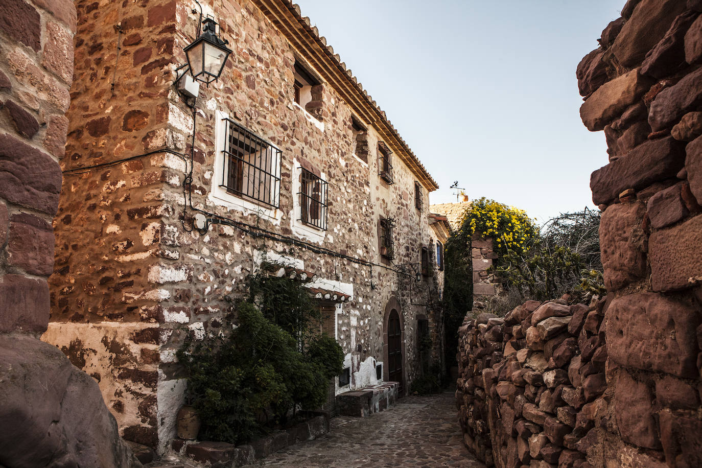 Imagen principal - Qué hacer este fin de semana en Valencia | Villafamés: uno de los pueblos más bonitos de España, donde la historia cobra vida