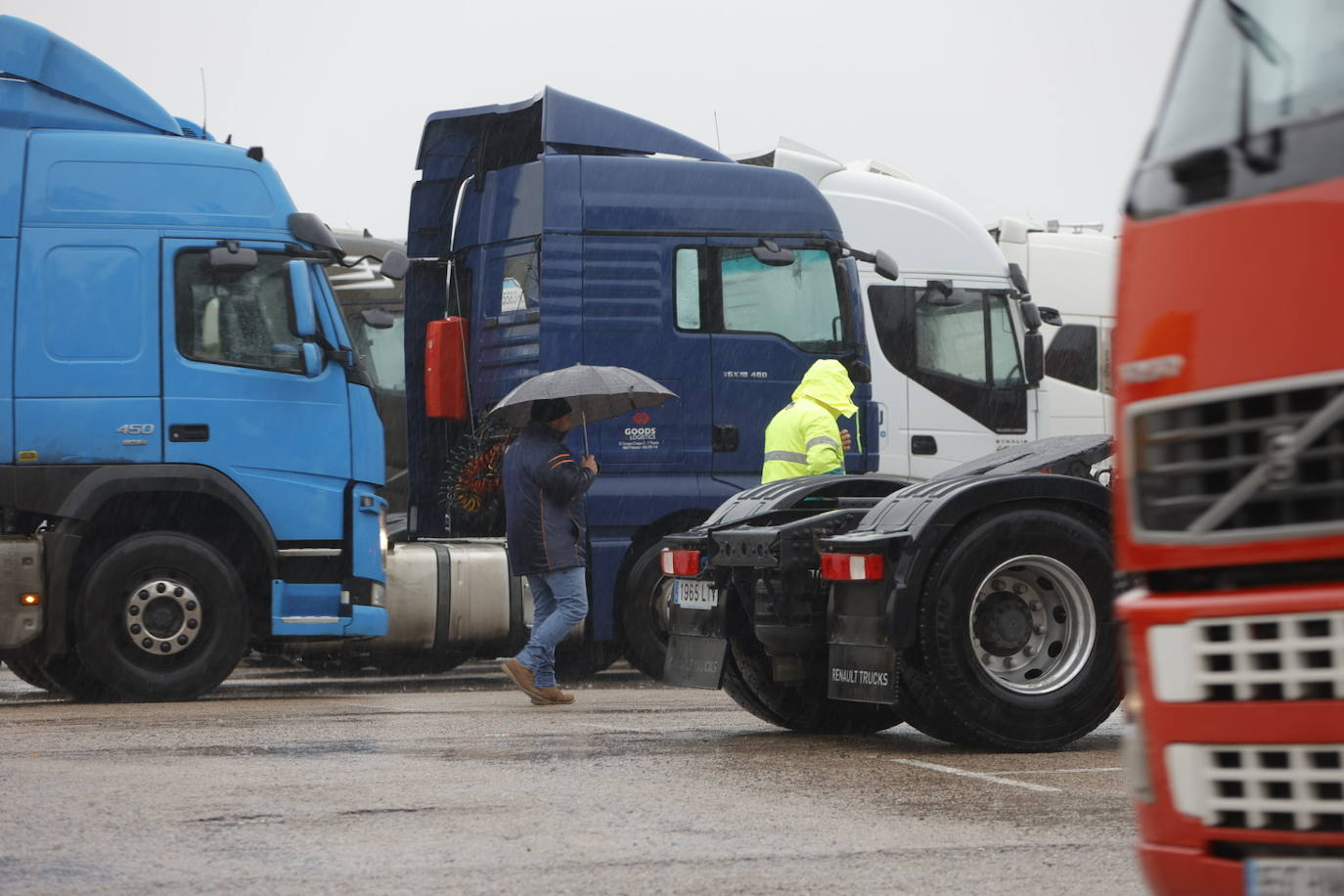 Camioneros protestan por la subida del precio de la gasolina.