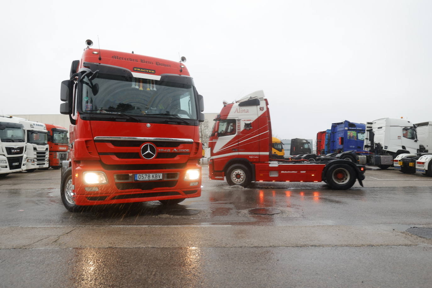 Camioneros protestan por la subida del precio de la gasolina.