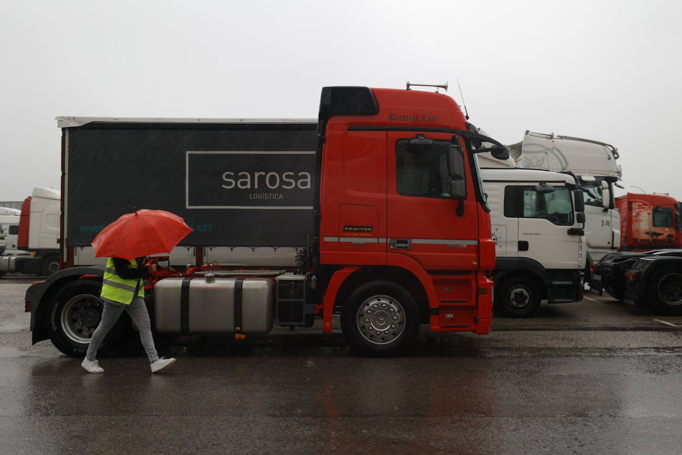 Camioneros protestan por la subida del precio de la gasolina.