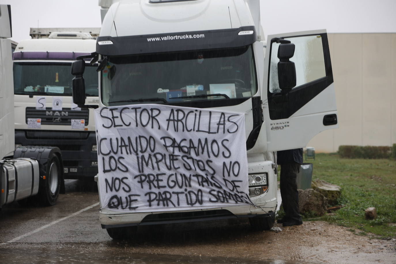 Camioneros protestan por la subida del precio de la gasolina.