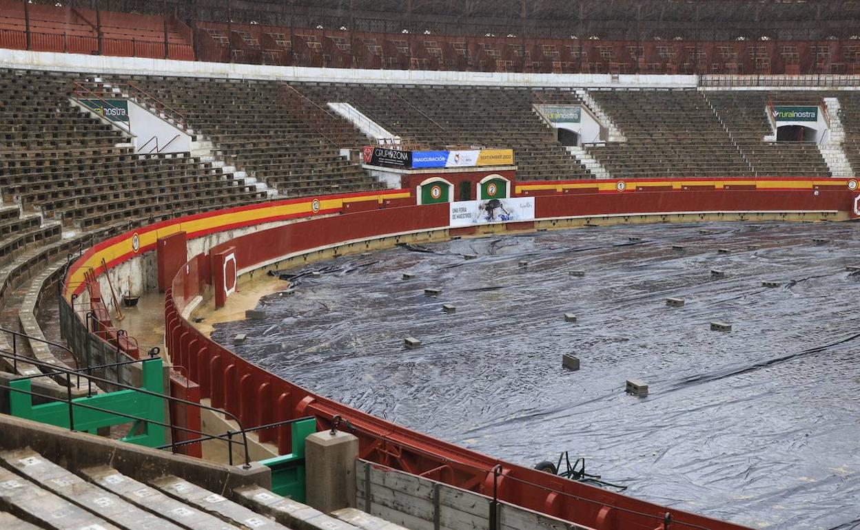 La plaza de Toros de Castellón este lunes, protegida de la lluvia. 