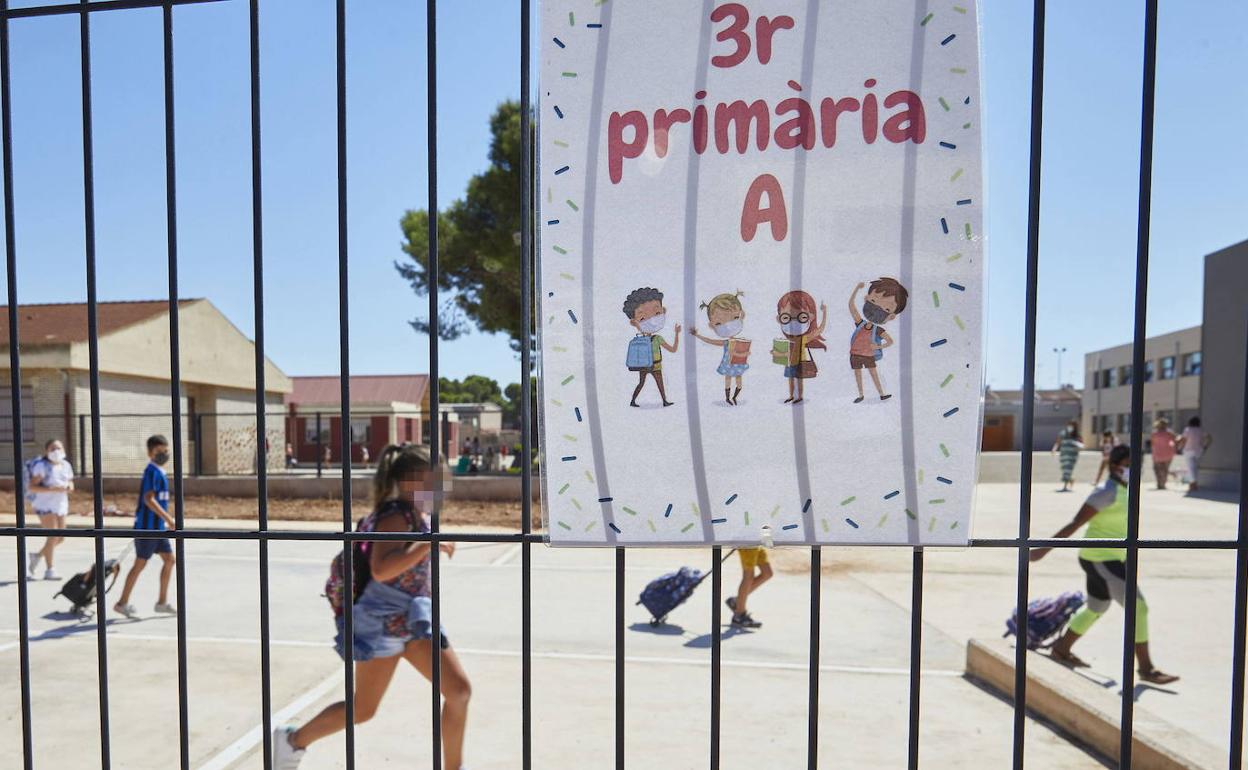 Alumnos saliendo de un colegio valenciano en una foto de archivo. 