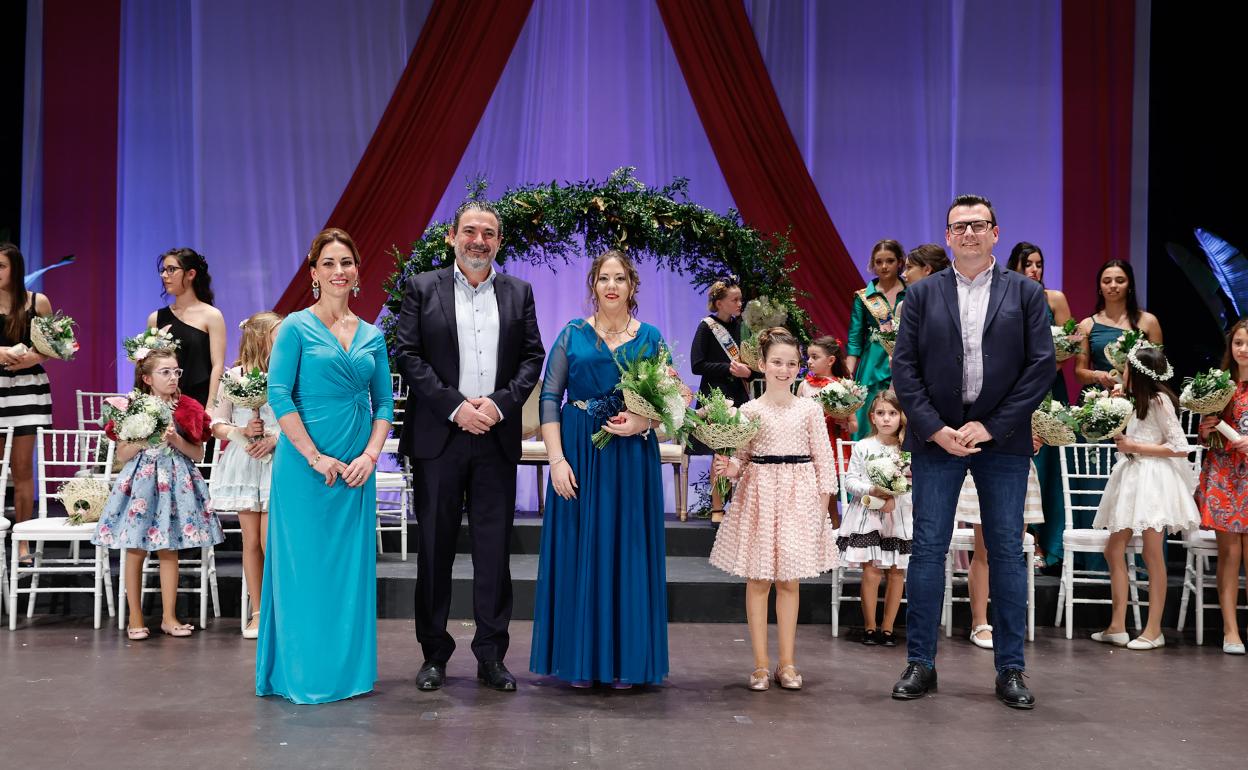Imagen de las reinas junto al alcalde y al concejal de Fiestas