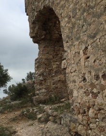 Imagen secundaria 2 - En la parte superior, las grietas que causó el terremoto del XVI; abajo el espacio de la puerta de entrada donde han desaparecido los sillares y una esquina de la torre. 