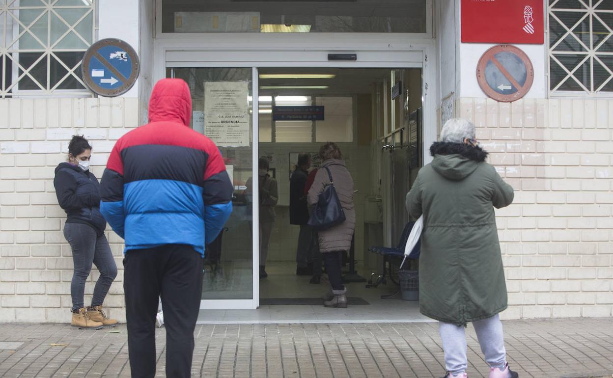 Pacientes a las puertas del centro de salud Just Ramírez de Valencia, este lunes.