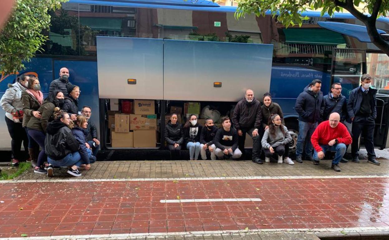 Guerra en Ucrania | Unos hosteleros de la Malvarrosa fletan un autobús para llevar alimentos y ropa a Ucrania