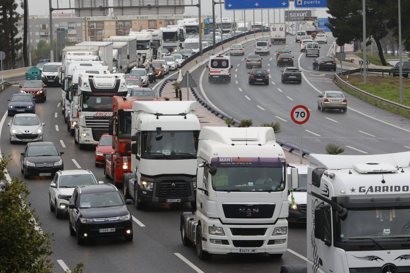 Camioneros protestan por la subida del precio de la gasolina en Valencia.