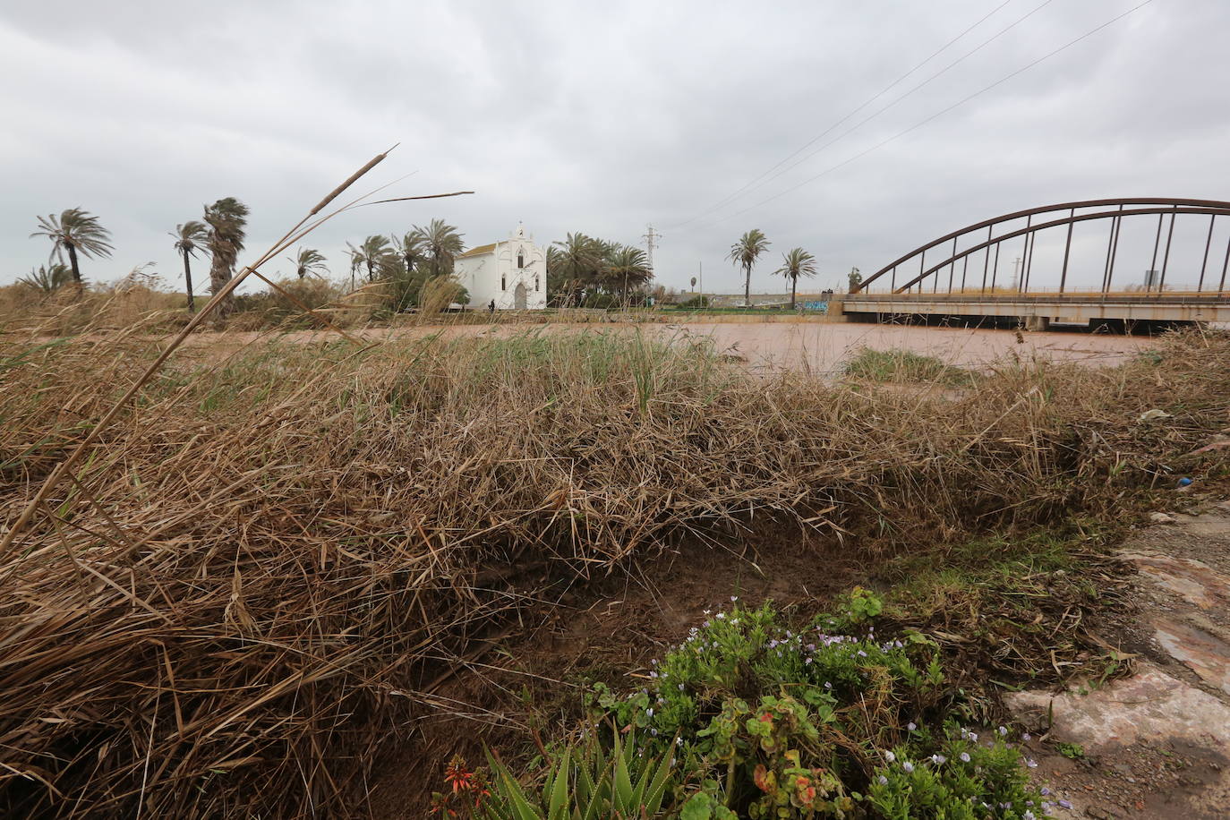 La fuerte lluvia ha afectado a los habitantes de las conocidas como casetes del Peixcadors, y el agua ha llegado incluso a las puertas de la ermita de Peixets y el centro comercial ha tenido que cerrar