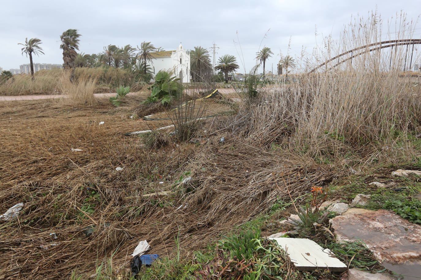 La fuerte lluvia ha afectado a los habitantes de las conocidas como casetes del Peixcadors, y el agua ha llegado incluso a las puertas de la ermita de Peixets y el centro comercial ha tenido que cerrar