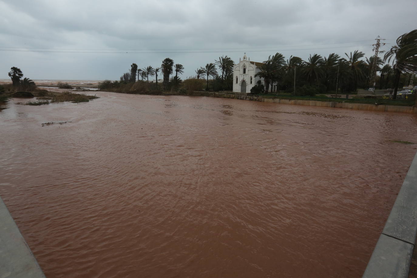 La fuerte lluvia ha afectado a los habitantes de las conocidas como casetes del Peixcadors, y el agua ha llegado incluso a las puertas de la ermita de Peixets y el centro comercial ha tenido que cerrar