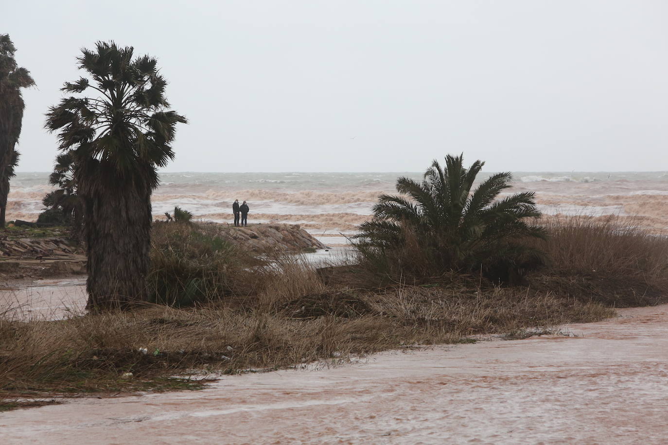 La fuerte lluvia ha afectado a los habitantes de las conocidas como casetes del Peixcadors, y el agua ha llegado incluso a las puertas de la ermita de Peixets y el centro comercial ha tenido que cerrar