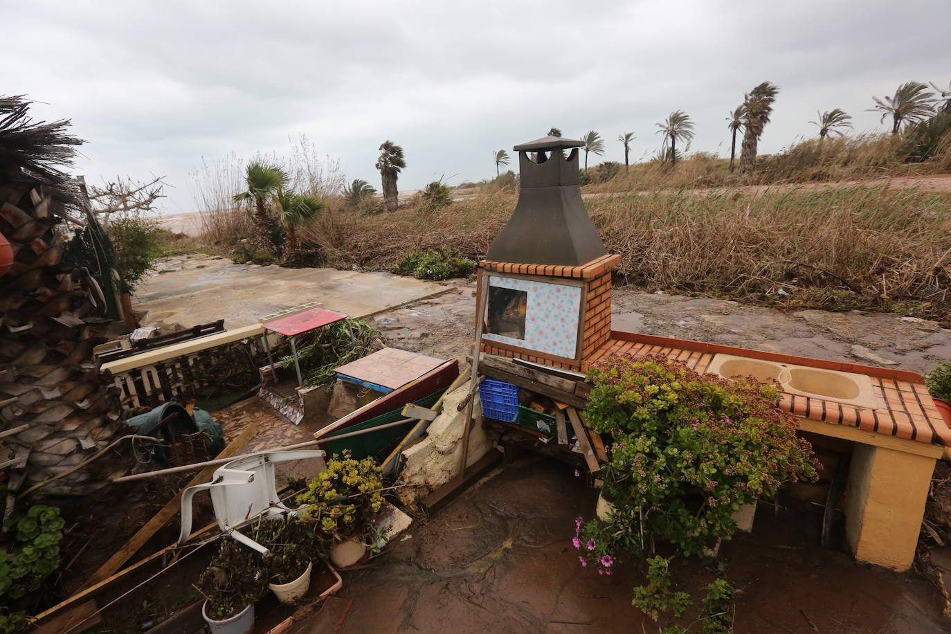 La fuerte lluvia ha afectado a los habitantes de las conocidas como casetes del Peixcadors, y el agua ha llegado incluso a las puertas de la ermita de Peixets y el centro comercial ha tenido que cerrar