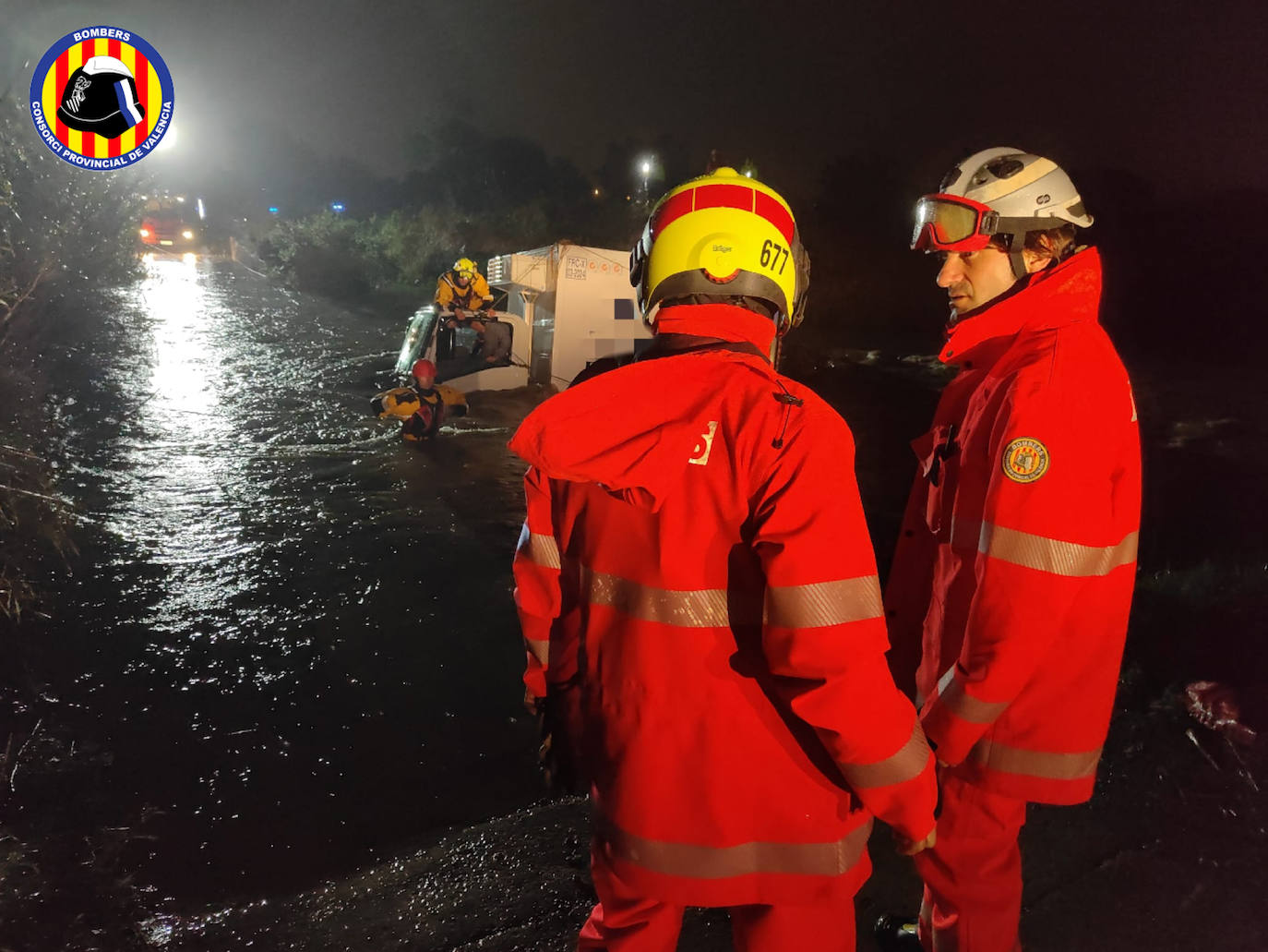 Fotos inundaciones Valencia: Los bomberos rescatan a los ocupantes de un camión en Quart