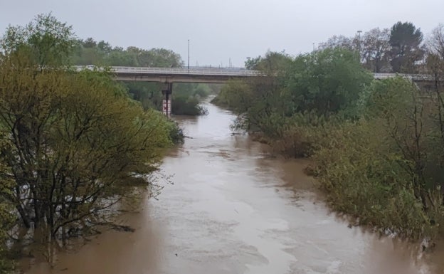 Imagen principal - Arriba, el Júcar a su paso por Alzira. Abajo a la izquierda, la playa del Marenyet, y a la derecha, el Júcar en su desembocadura. 