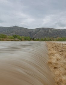 Imagen secundaria 2 - Arriba, el Júcar a su paso por Alzira. Abajo a la izquierda, la playa del Marenyet, y a la derecha, el Júcar en su desembocadura. 