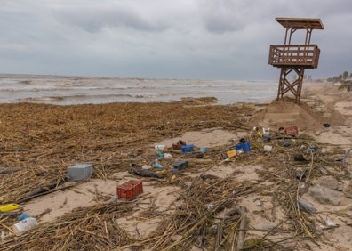 Imagen secundaria 1 - Arriba, el Júcar a su paso por Alzira. Abajo a la izquierda, la playa del Marenyet, y a la derecha, el Júcar en su desembocadura. 