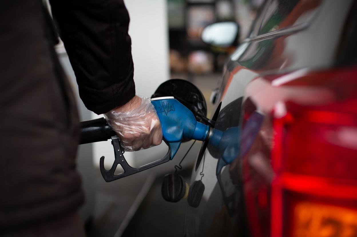 Un hombre reposta el coche en una gasolinera. ep