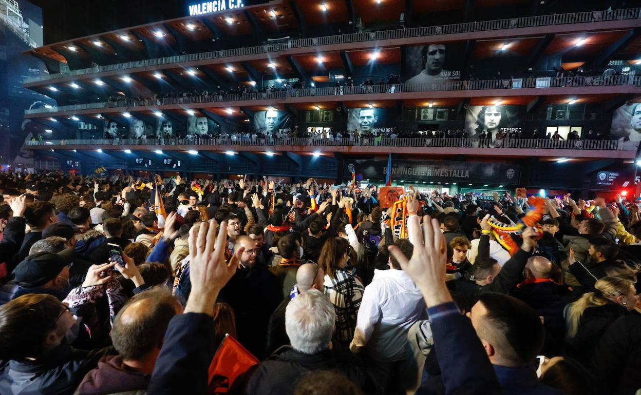 La afición del Valencia celebra con el equipo el pase a la final de La Cartuja de Sevilla. 