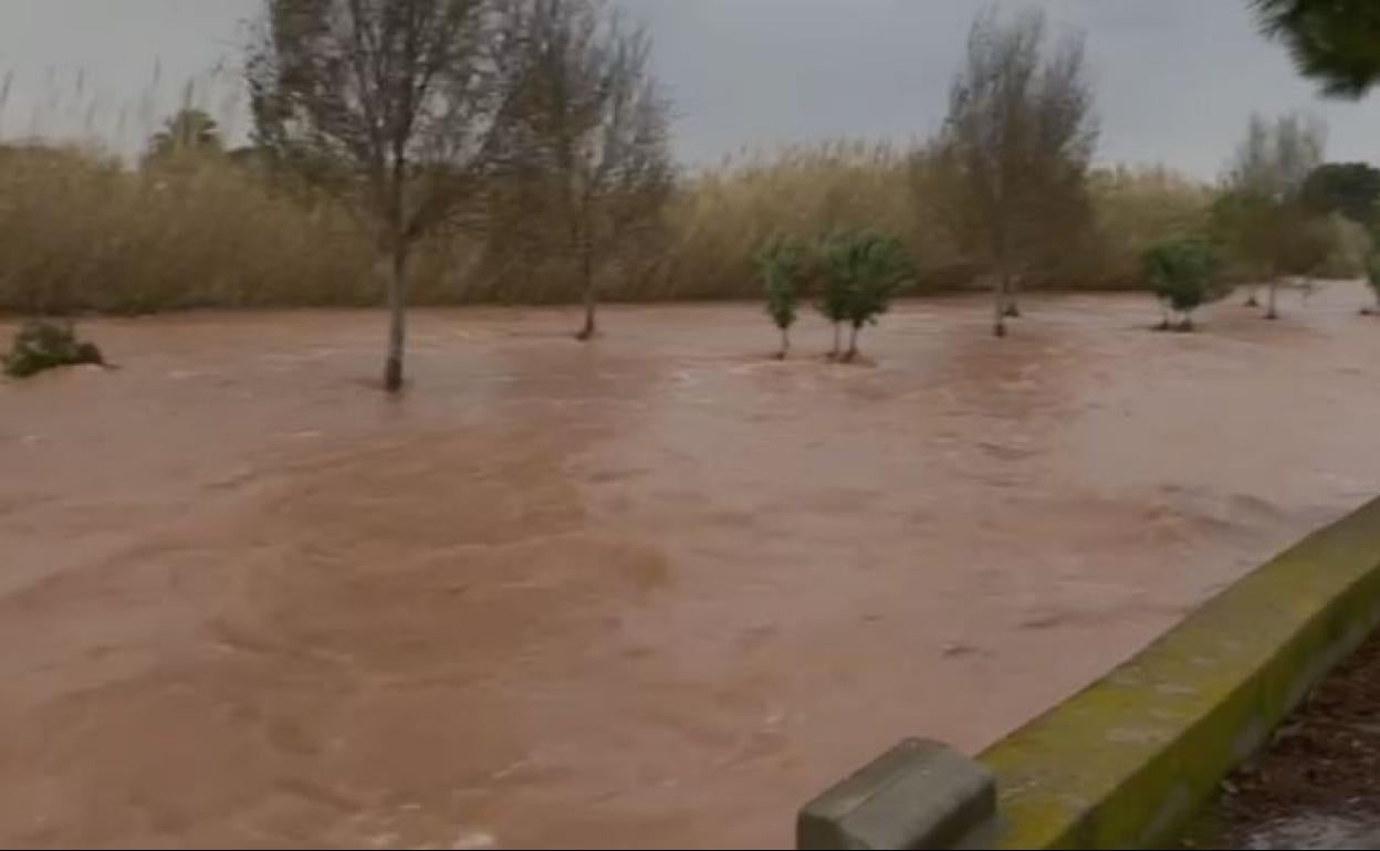 Carreteras inundadas por el agua en Canet. 