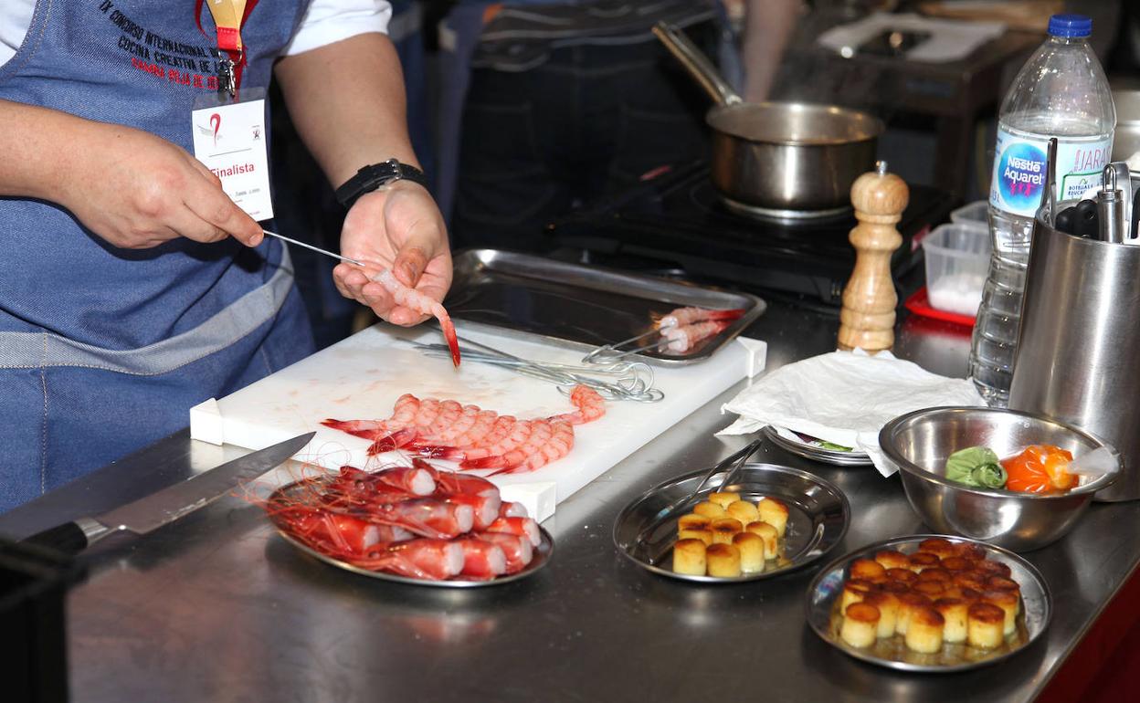 Un cocinero preparando el plato de gamba roja de Dénia en la última edición del concurso. 