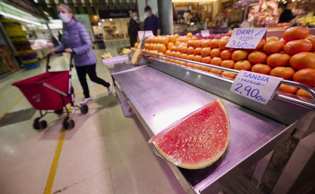 La fruta también escaseaba en los mostradores.