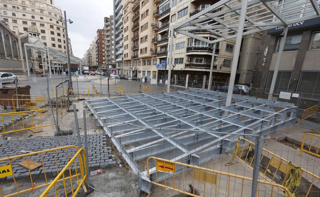 Colocación de la estructura del graderío, este martes. 