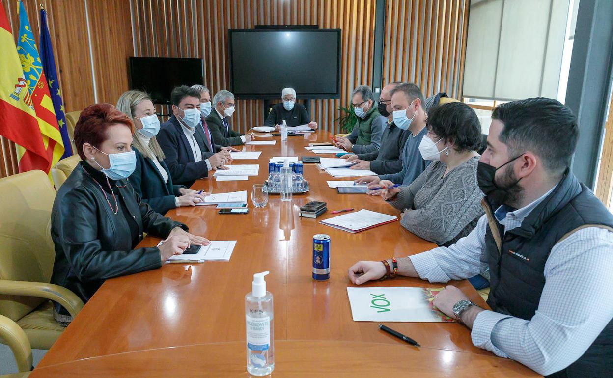 Representantes de los grupos políticos municipales en la comisión de Hacienda. 