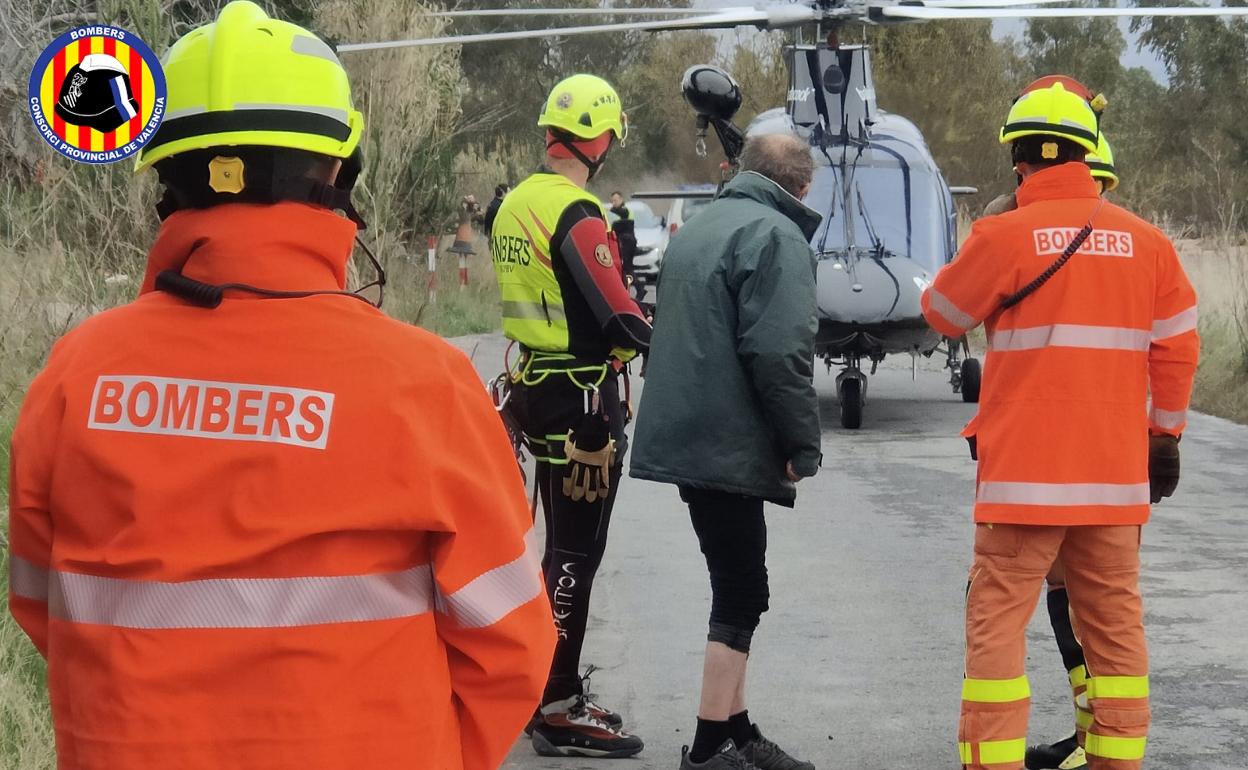 El hombre rescatado en Sagunto por el Grupo de Rescate de Altura y helicóptero de la Generalitat. 