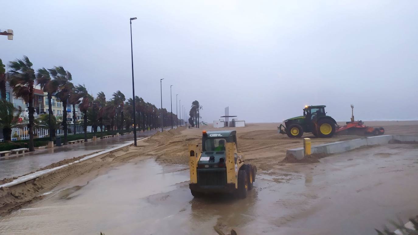 Fotos: El paseo marítimo de la Malvarrosa, inundado por la lluvia