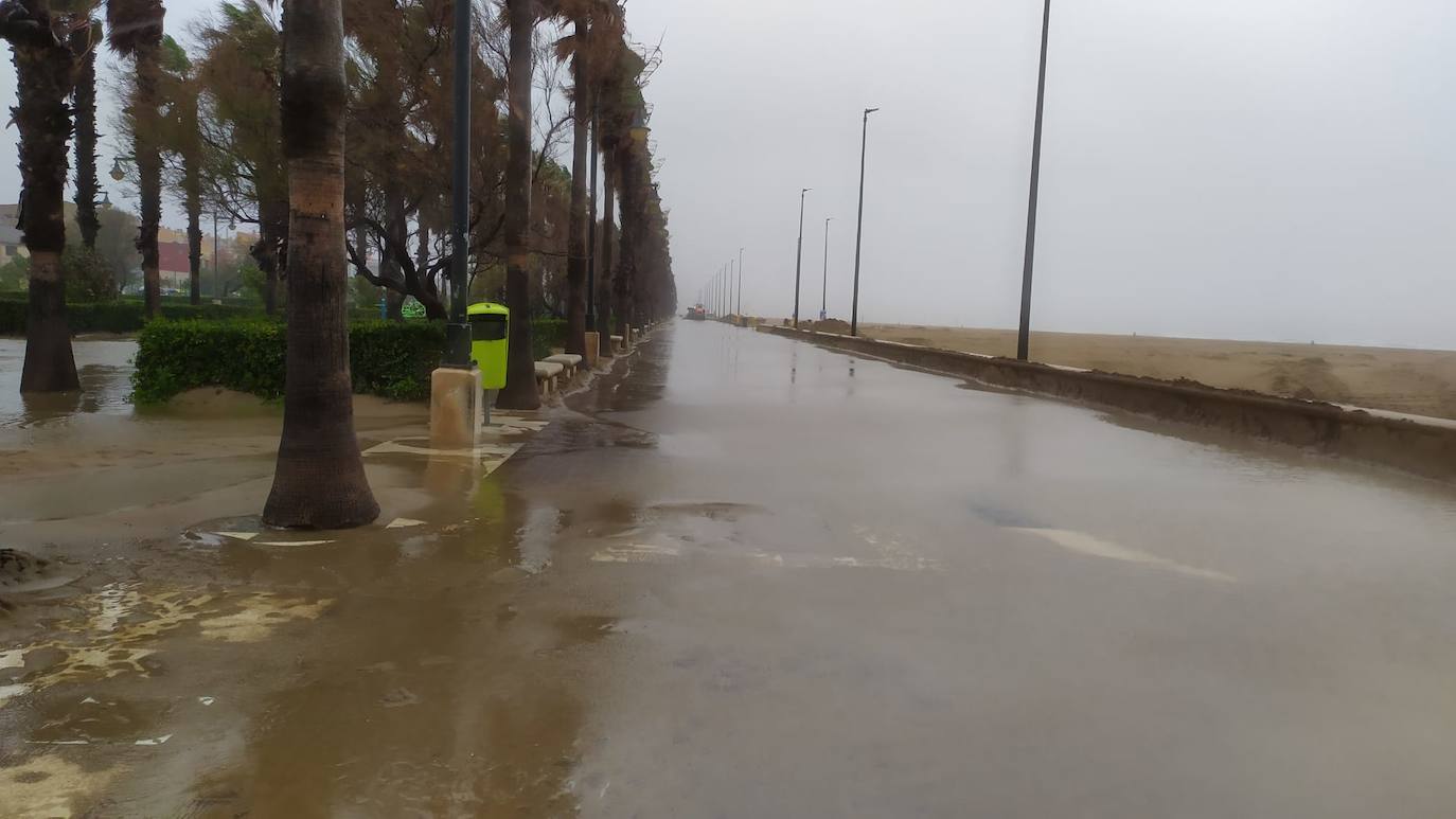 Fotos: El paseo marítimo de la Malvarrosa, inundado por la lluvia