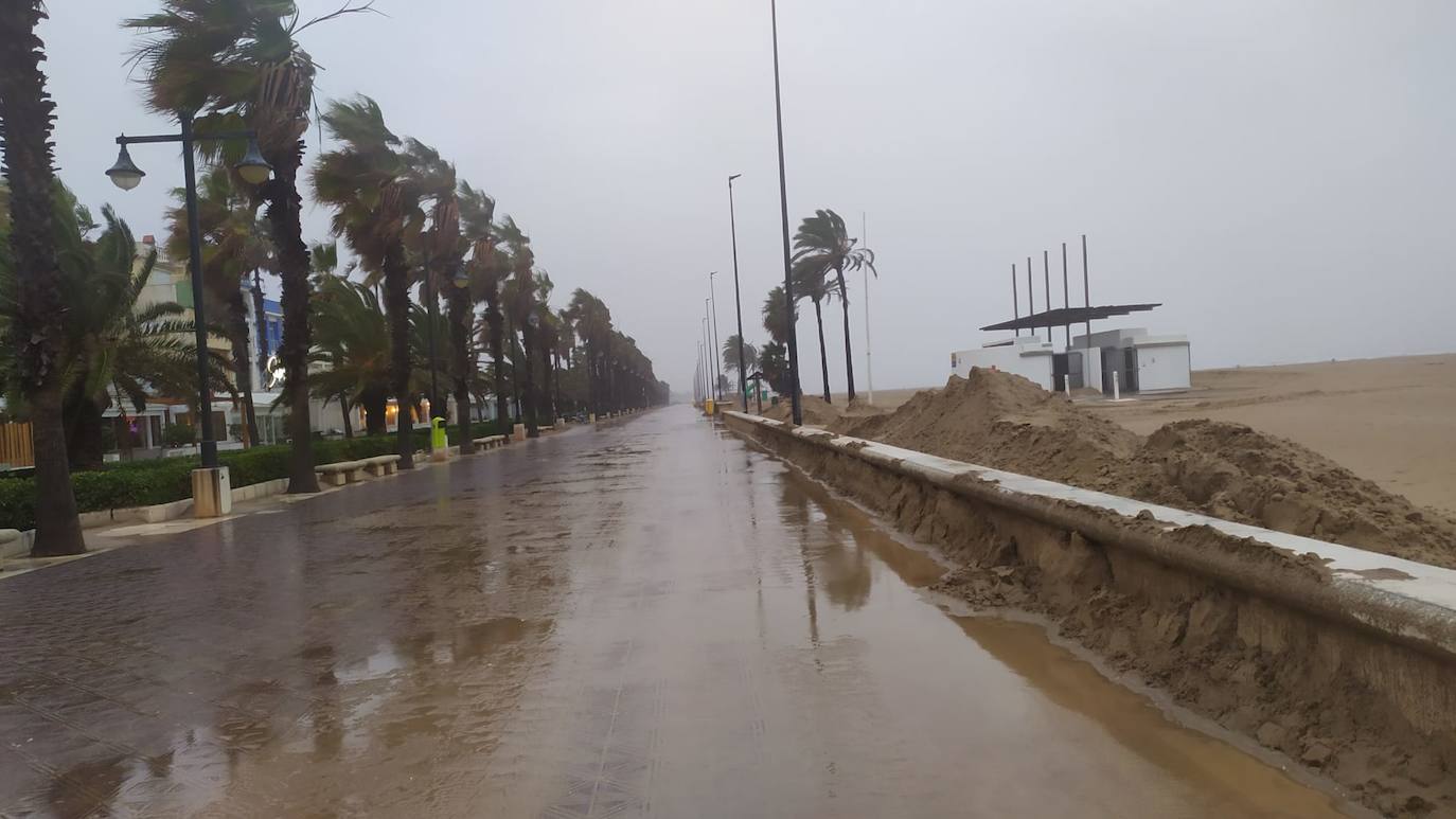 Fotos: El paseo marítimo de la Malvarrosa, inundado por la lluvia