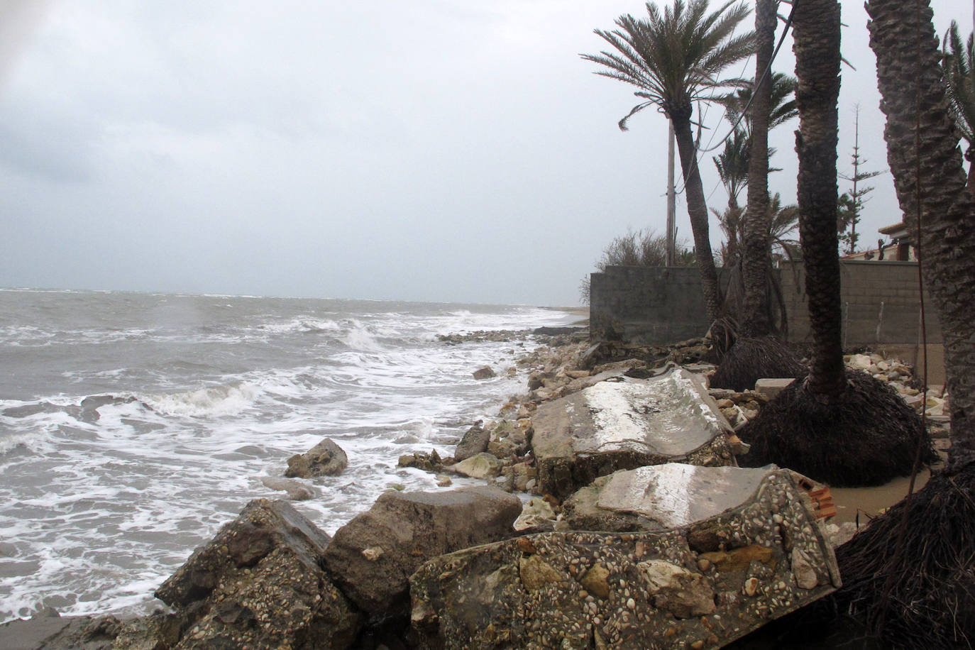 Playa Blay Beach, agua que golpea un tramo destrozado antes por 'Gloria'.