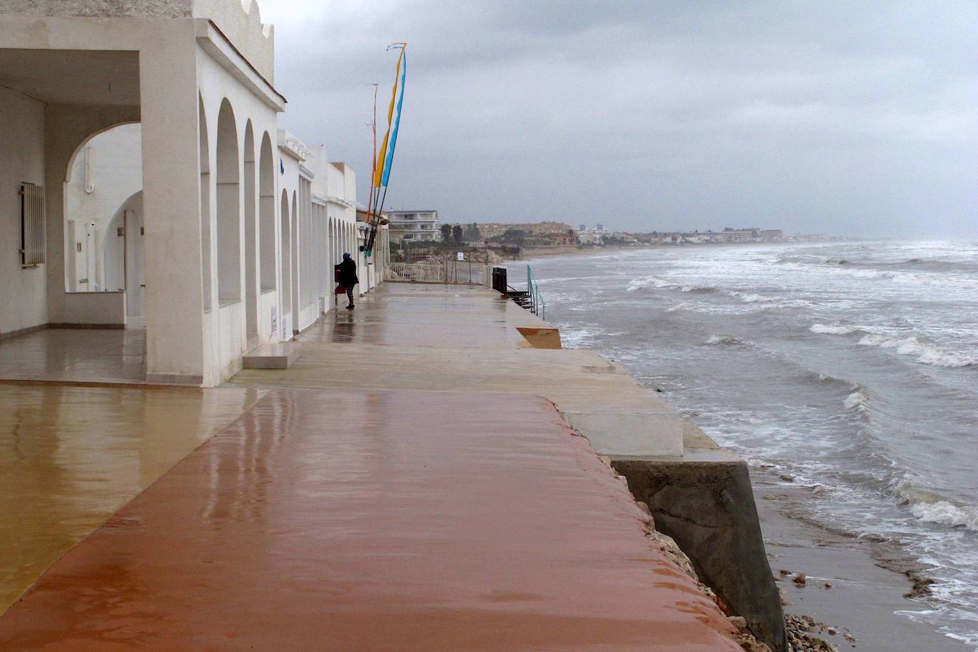 Playa de Les Deveses, con el mar llegando al muro de contención y casi sin tramo de arena por el oleaje y por elevarse el nivel del agua.