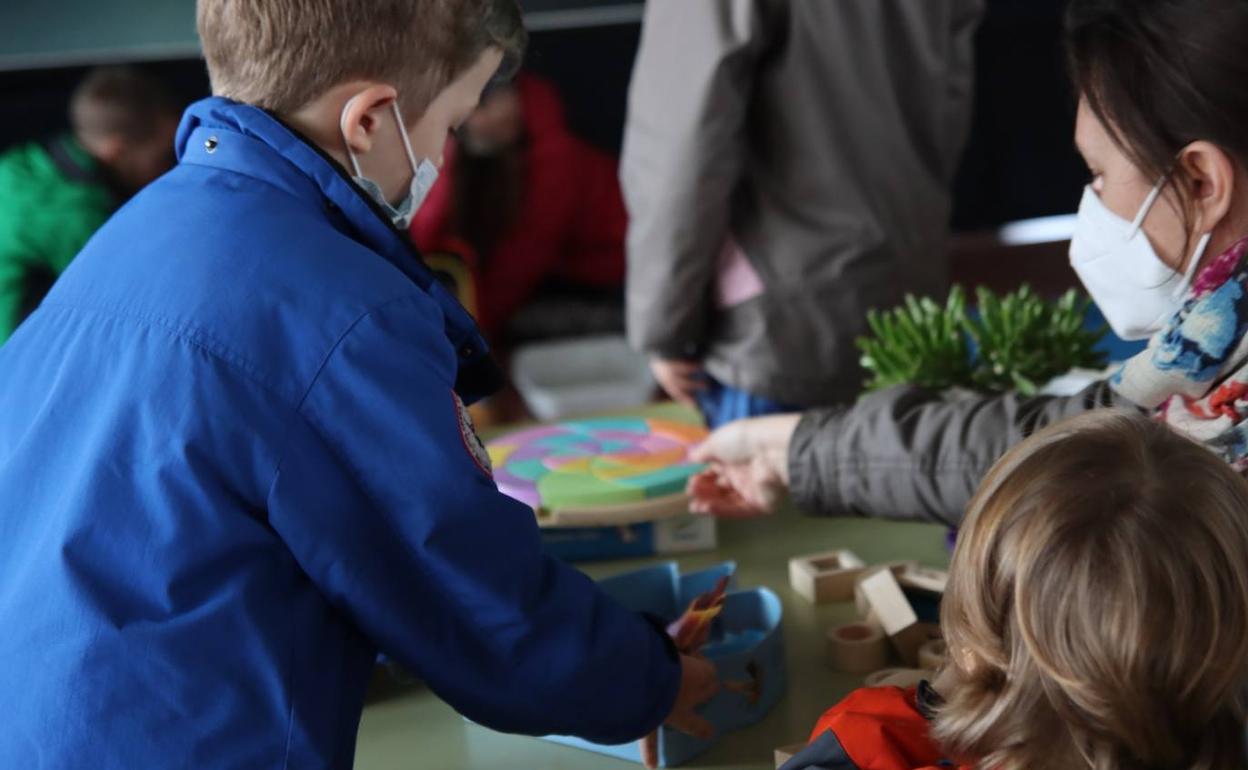Los niños escolarizados en centro educativos de la localidad. 
