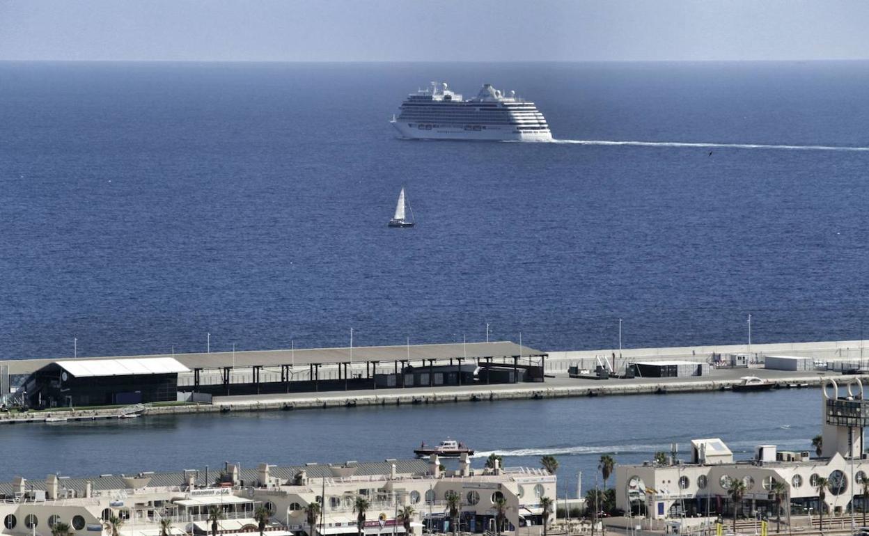 Un crucero parte desde el puerto de Alicante. 