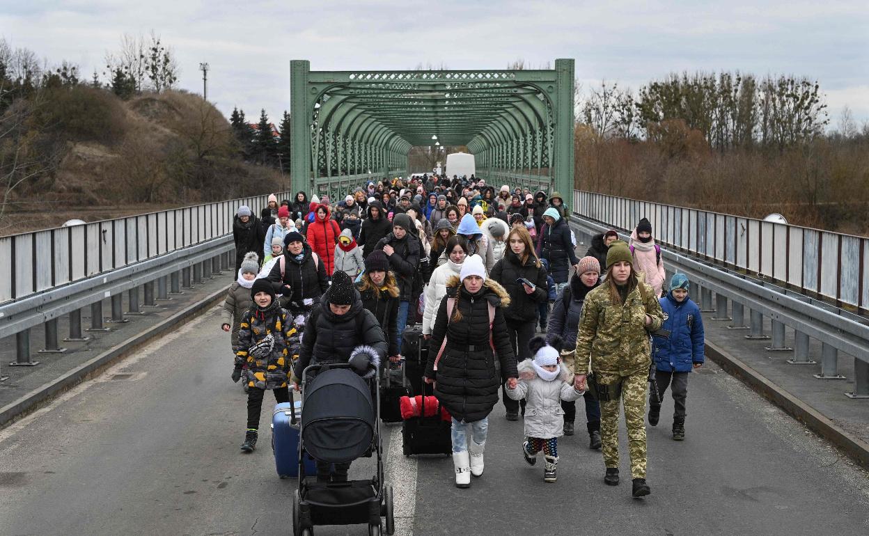 Varios ucranianos abandonan su país en la frontera con Polonia, en una imagen de archivo. 