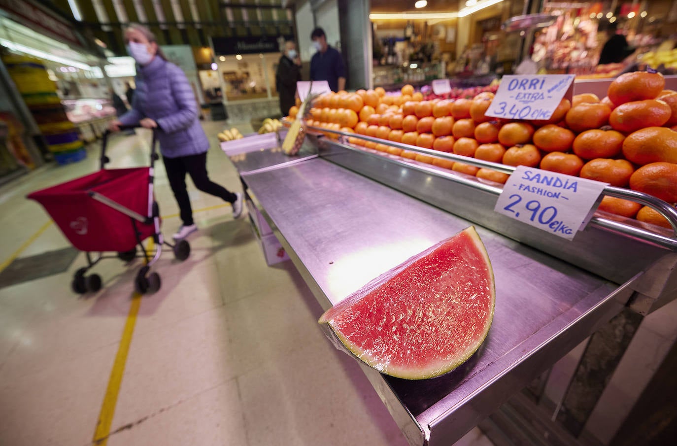 Fotos: Falta de género en tiendas y puestos de mercados municipales de Valencia por la huelga de transportistas