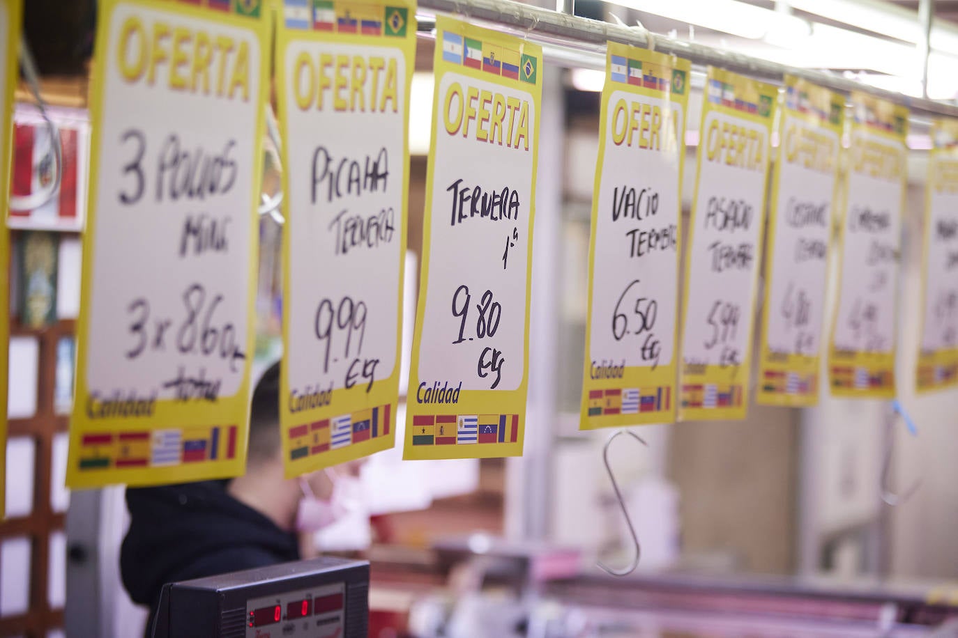 Fotos: Falta de género en tiendas y puestos de mercados municipales de Valencia por la huelga de transportistas