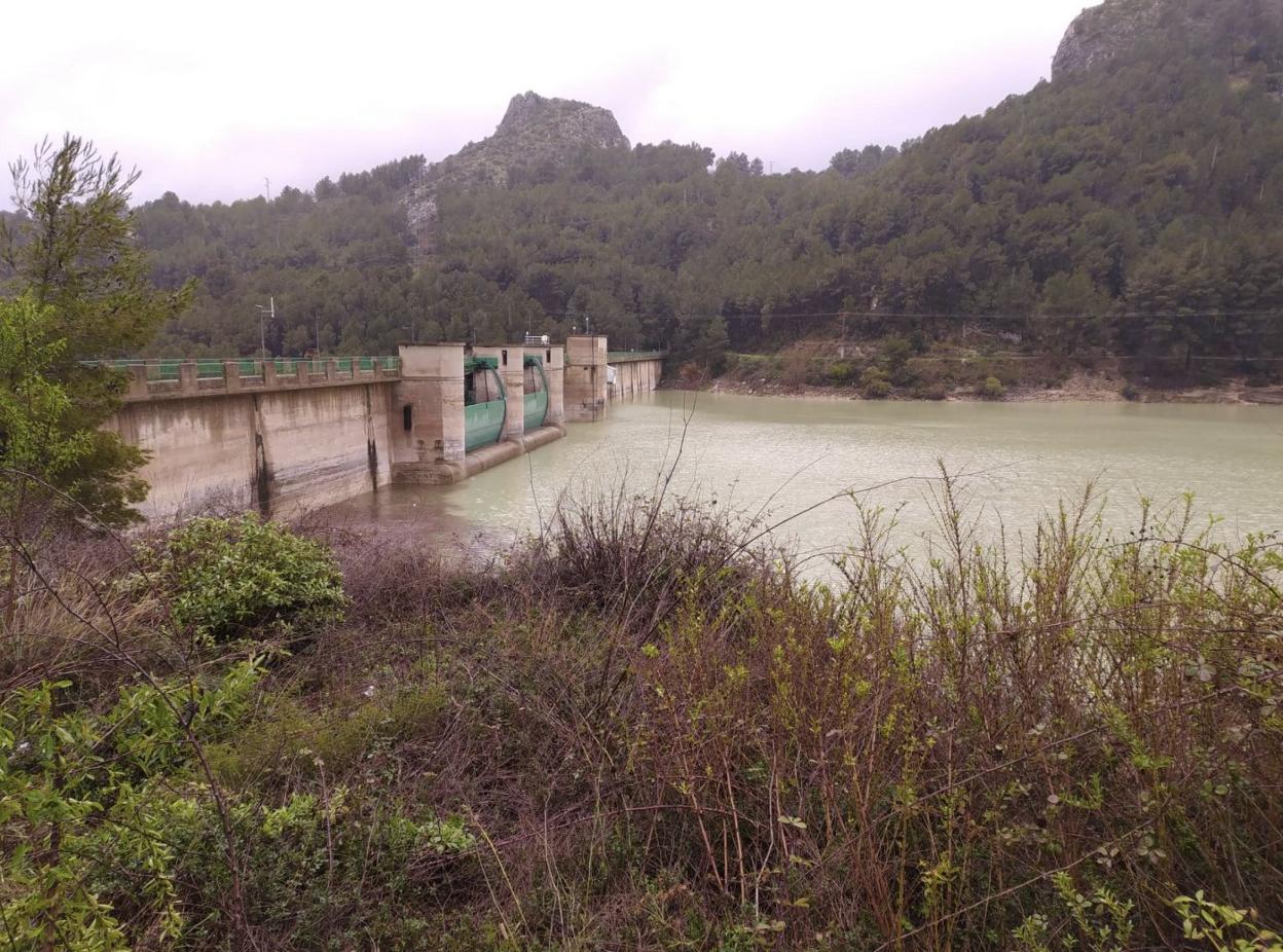 Al máximo.
Estado que
presentaba el
pantano de
Guadalest ayer. N. Van Looy
