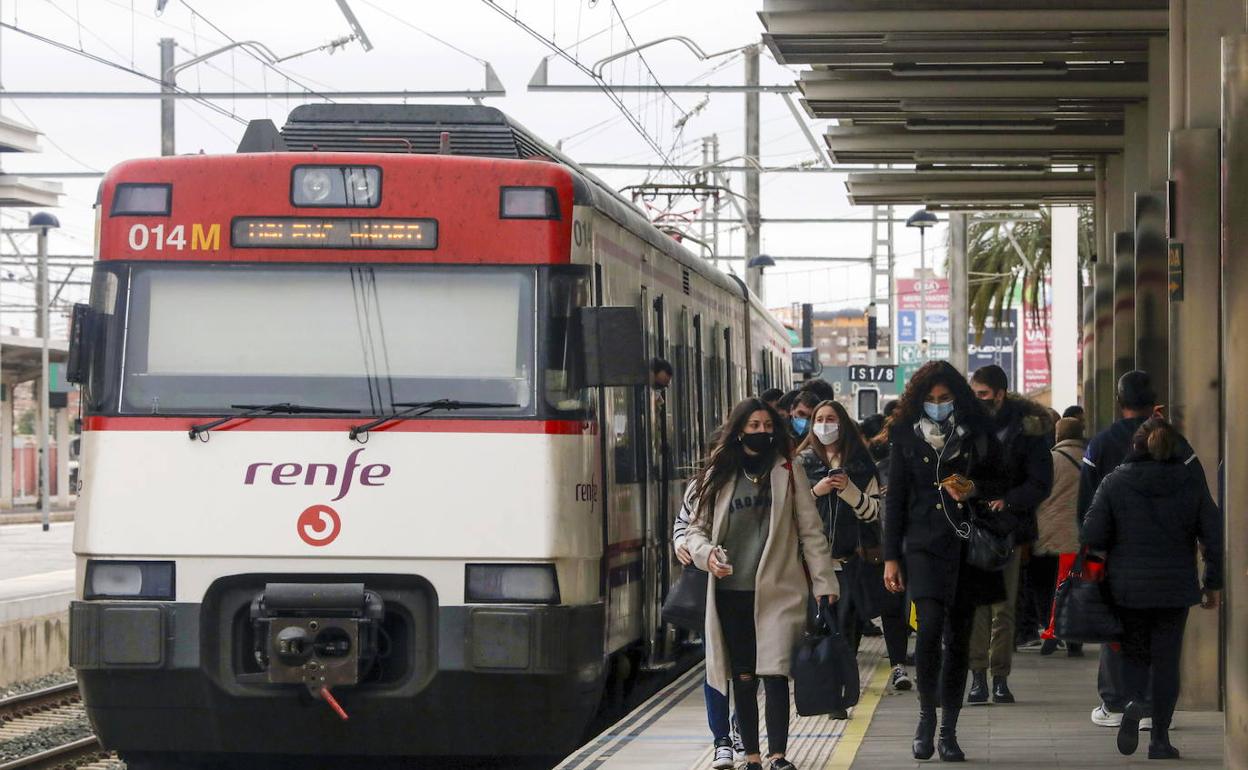 Usuarios de Cercanías en la estación del Norte. 