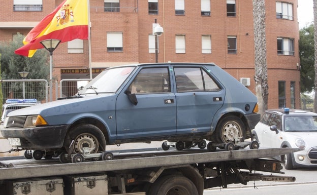 El Seat Ronda de Antonio Anglés en una grúa a la salida del cuartel de Almussafes. 