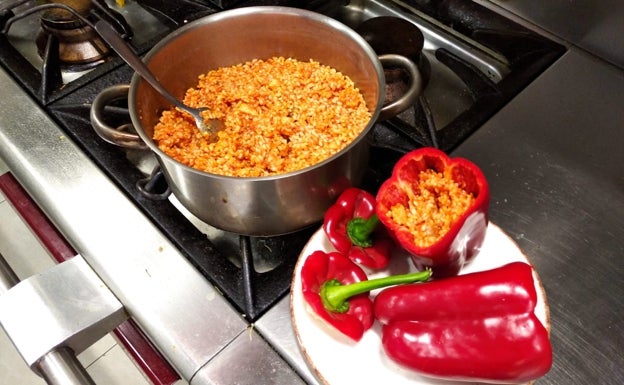 Se debe rellenar con arroz ¾ partes del pimiento. 