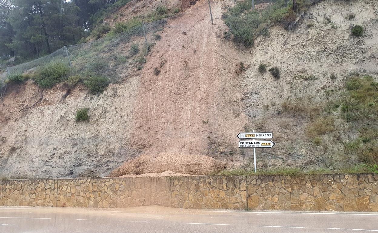 Desprendimientos en la carretera de Moixent como consecuencia de las lluvias. 