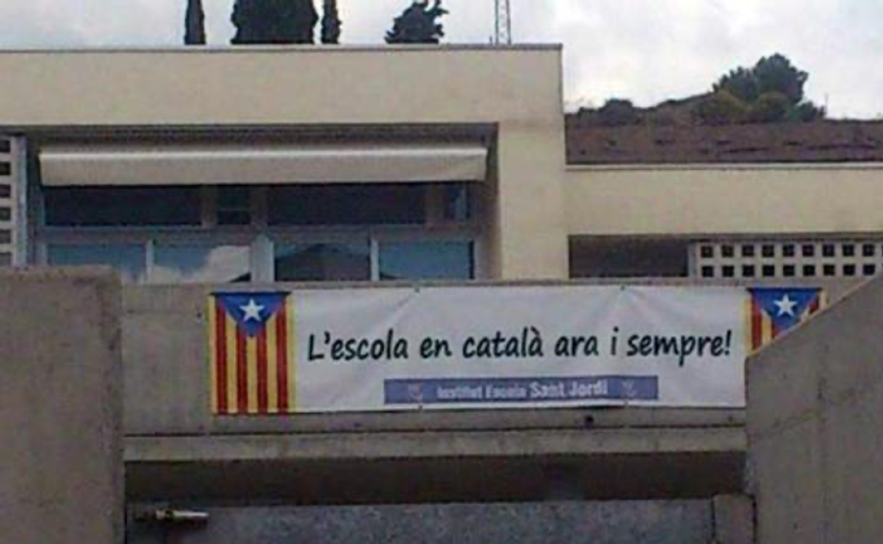 Una pancarta en un colegio de Cataluña mezclando el uso del catalán con el independentismo