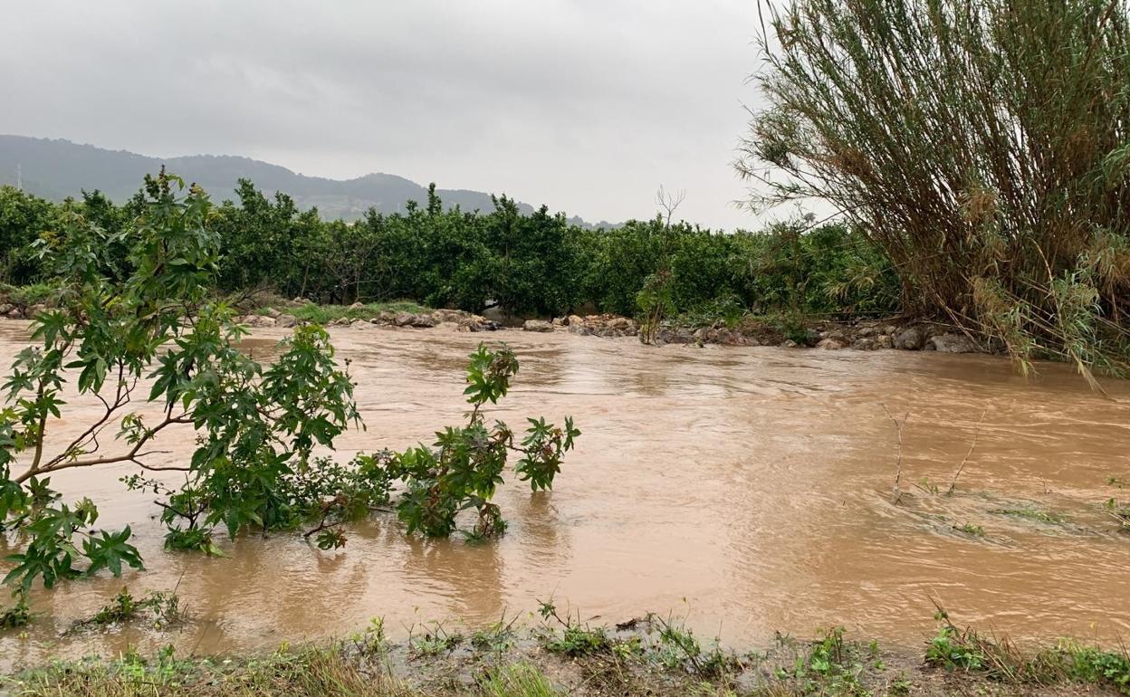 El río Vaca desbordado en el término municipal de Tavernes. 